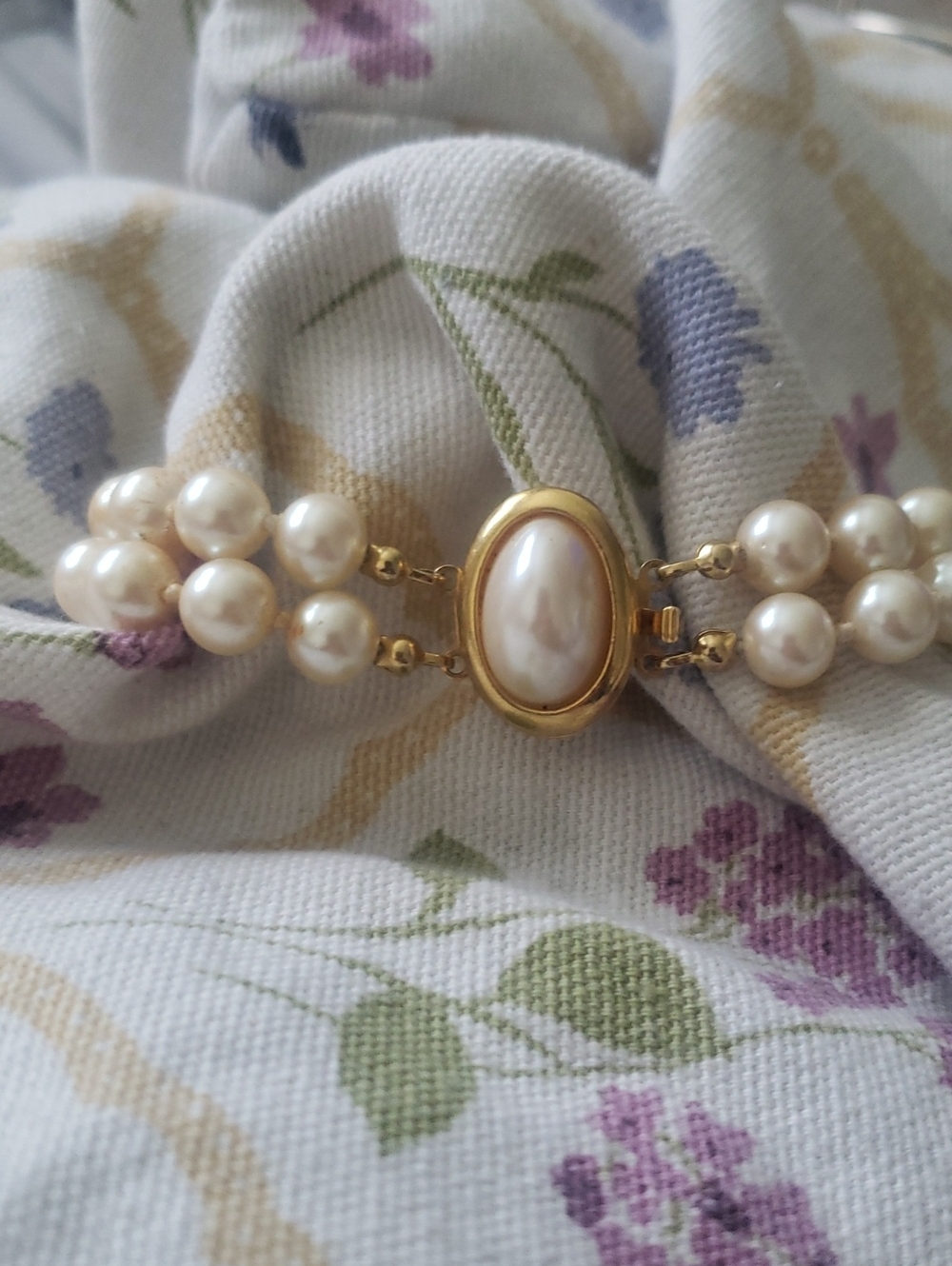 STUNNING Vintage Faux Pearl 2 Strand Bracelet W/ Goldtone Clasp. ESTATE ITEM